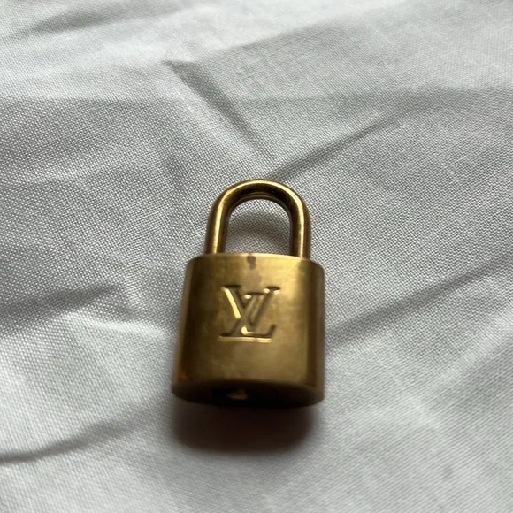 Speedy Bag - Authentic Louis Vuitton Medium Speedy Handbag. - Picture 16 of 16